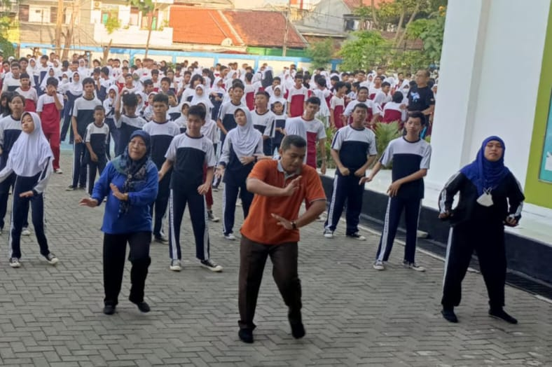 Senam Sehat Guru bersama Sisawa/i SMPN 202 Jakarta